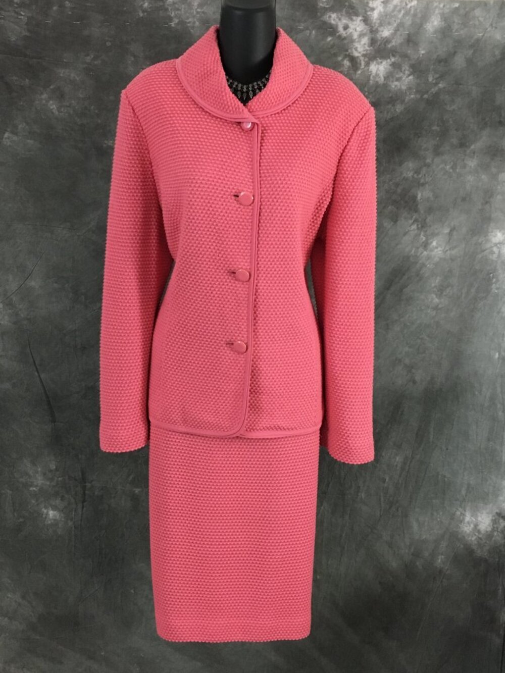 BEAUTIFUL St John knit pink jacket skirt suit size 12 - Picture 3 of 10